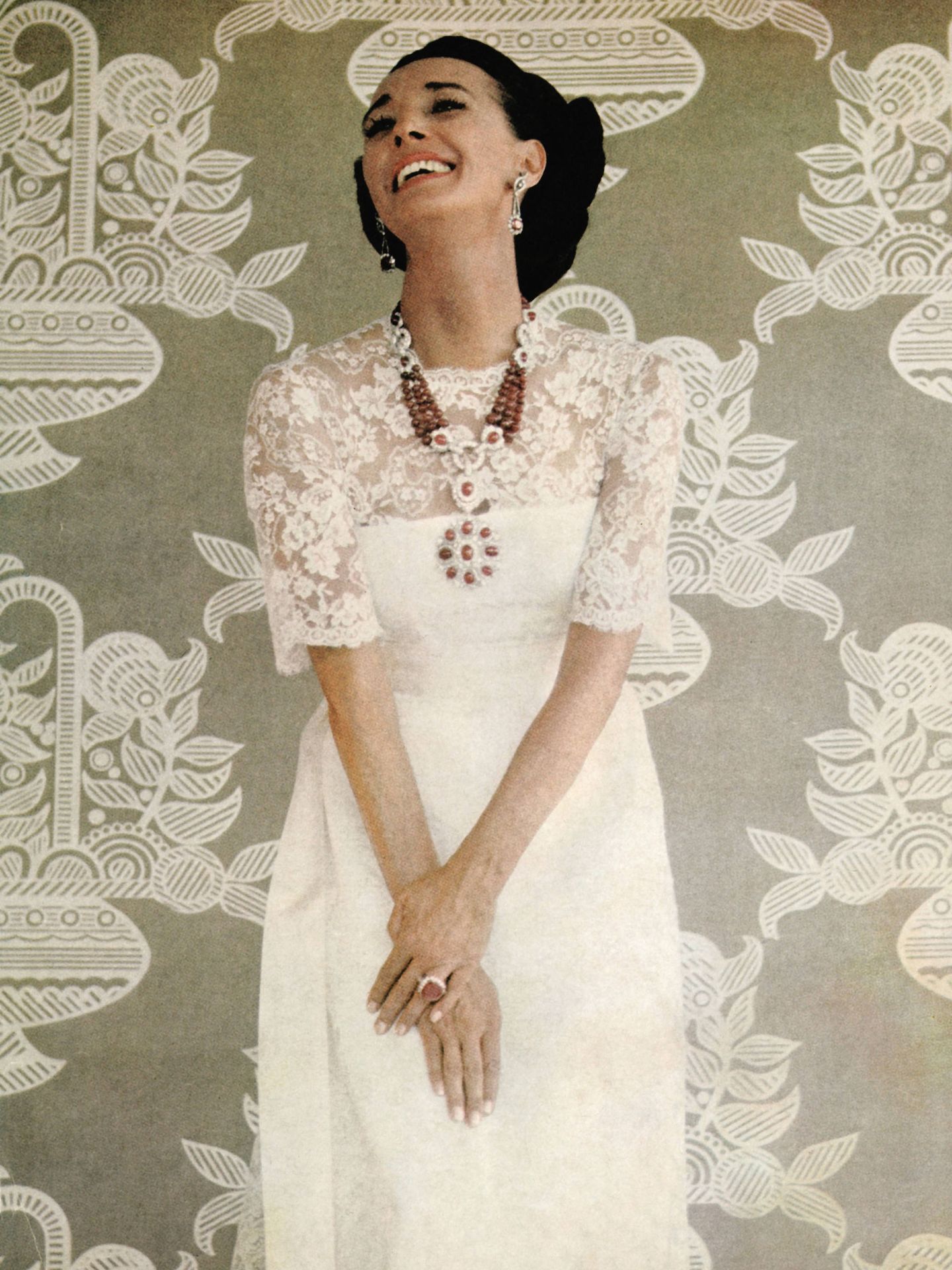 La condesa de Romanones posando con sus joyas en una imagen de los años 70.