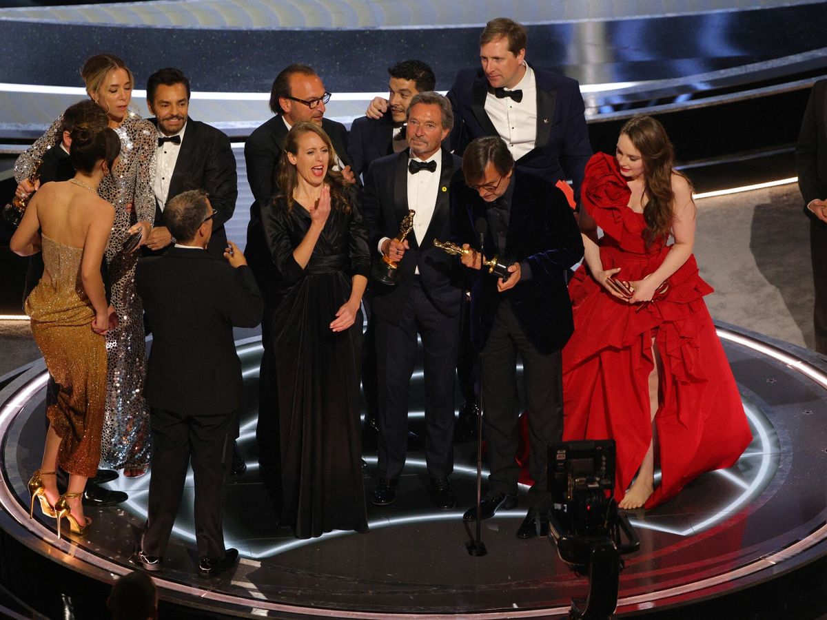 Foto: El equipo de 'CODA' celebra el Oscar a Mejor película. (Reuters)