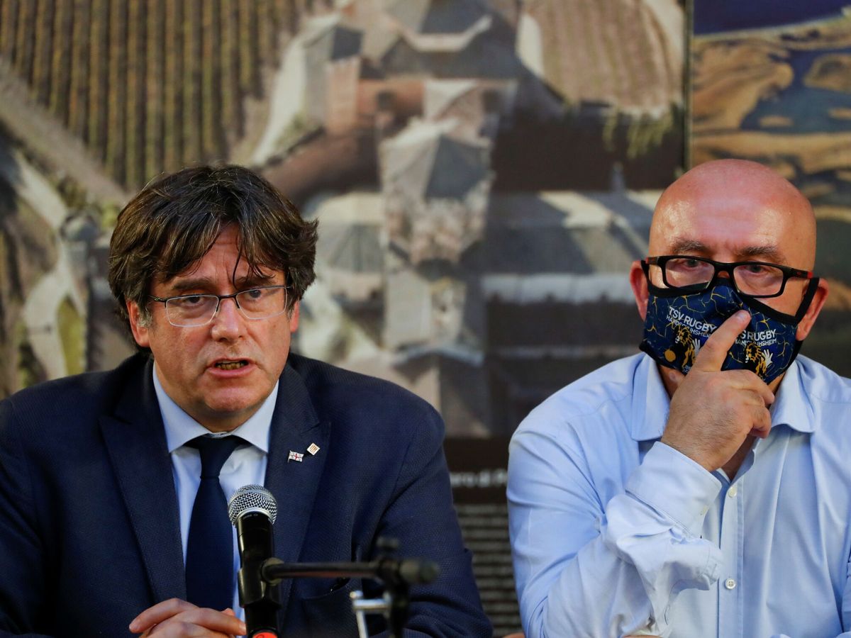 Foto: Puigdemont, junto a su abogado, en la rueda de prensa que ofreció en Cerdeña tras su detención. (Reuters)