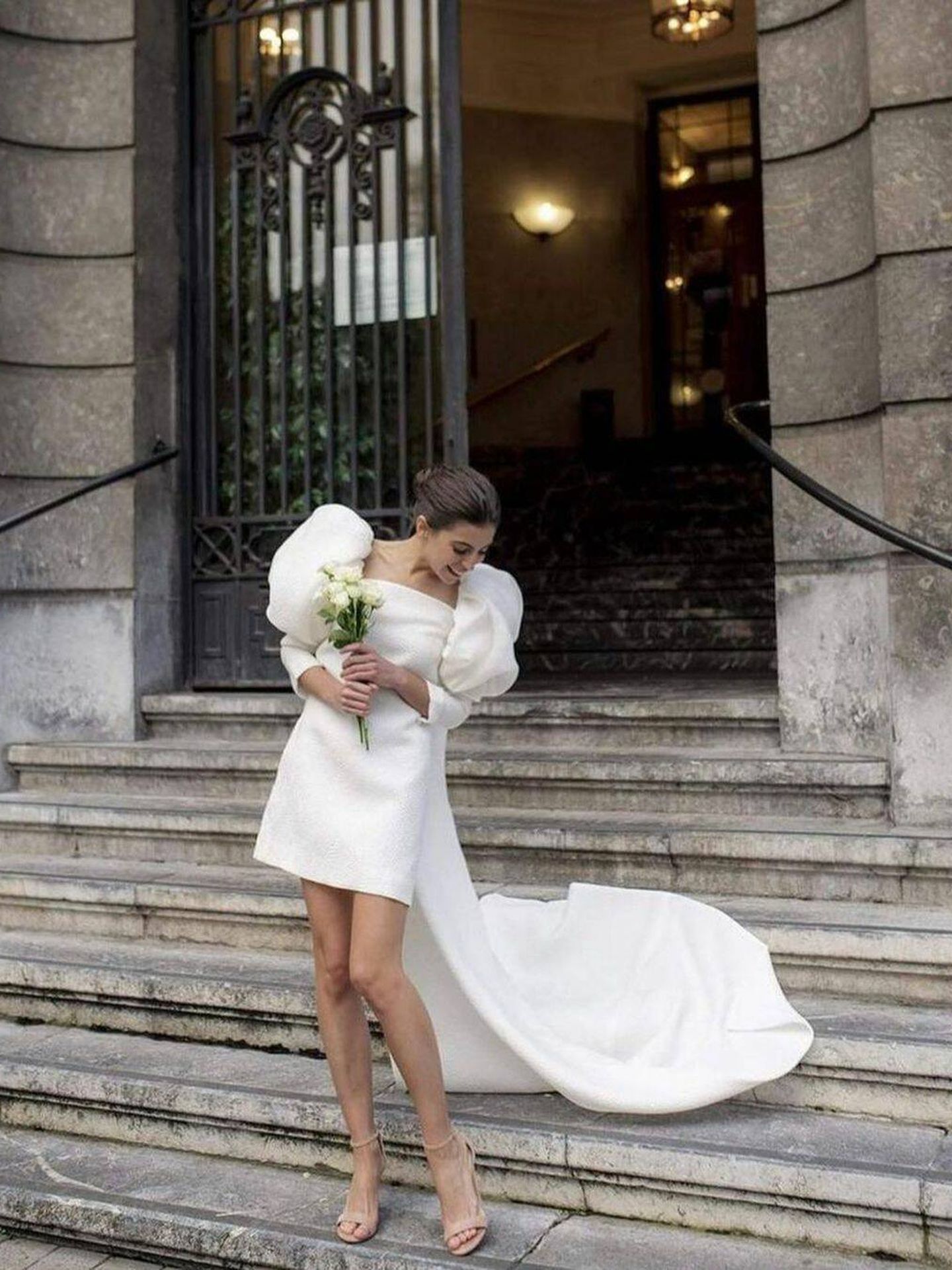 Vestidos de novia cortos: cuáles son tendencia y en qué bodas