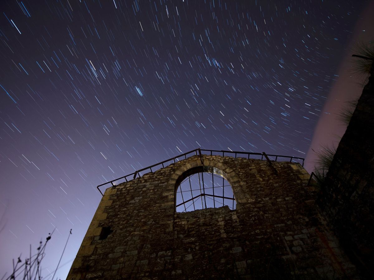 Foto: Foto de archivo de una lluvia de estrellas en la localidad de Hinojedo. (EFE)