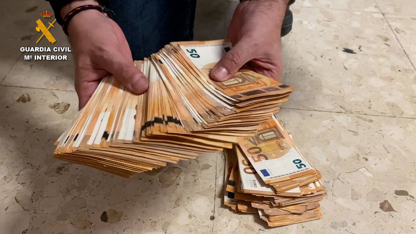 Parte del dinero incautado durante el operativo. (Guardia Civil)