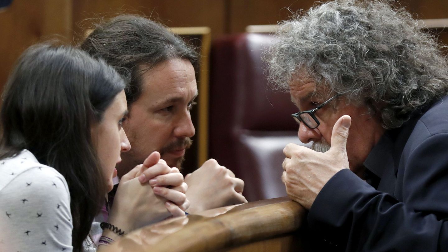 El secretario general de Podemos, Pablo Iglesias, y su portavoz parlamentaria, Irene Montero, charlan con el republicano Joan Tardà en el arranque del pleno del Congreso de este 29 de mayo. (EFE)