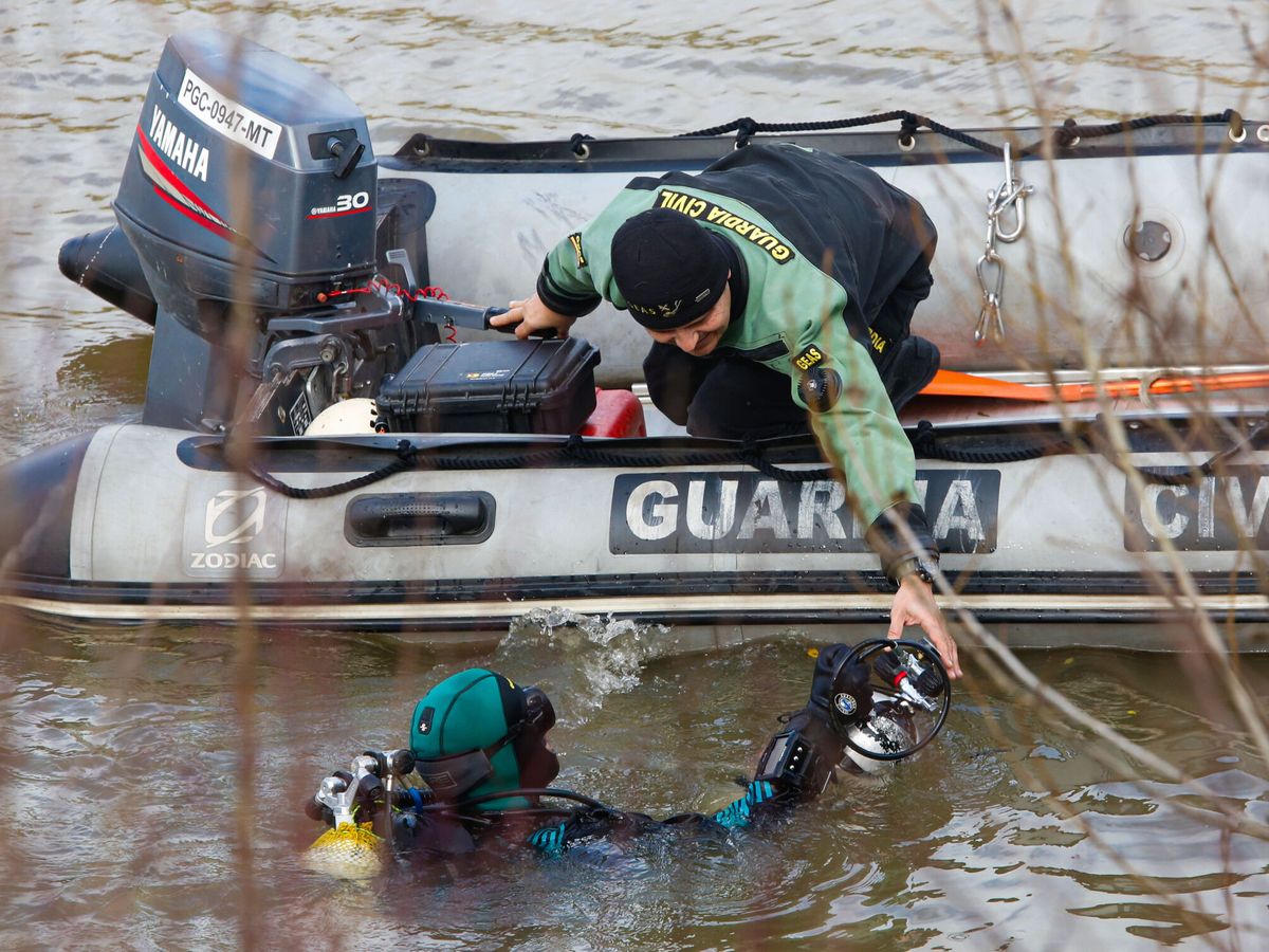 Foto:  Buzos de los GEAS de la Guardia Civil participan en las labores de búsqueda del piloto el pasado 21 de diciembre. (EFE/R. García)