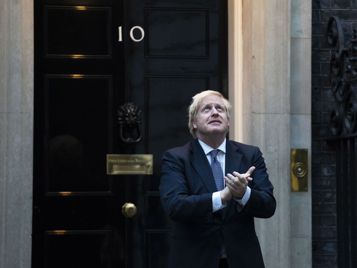 Foto: Boris Johnson, durante el 'aplauso sanitario' frente a Downing Street (Reuters)