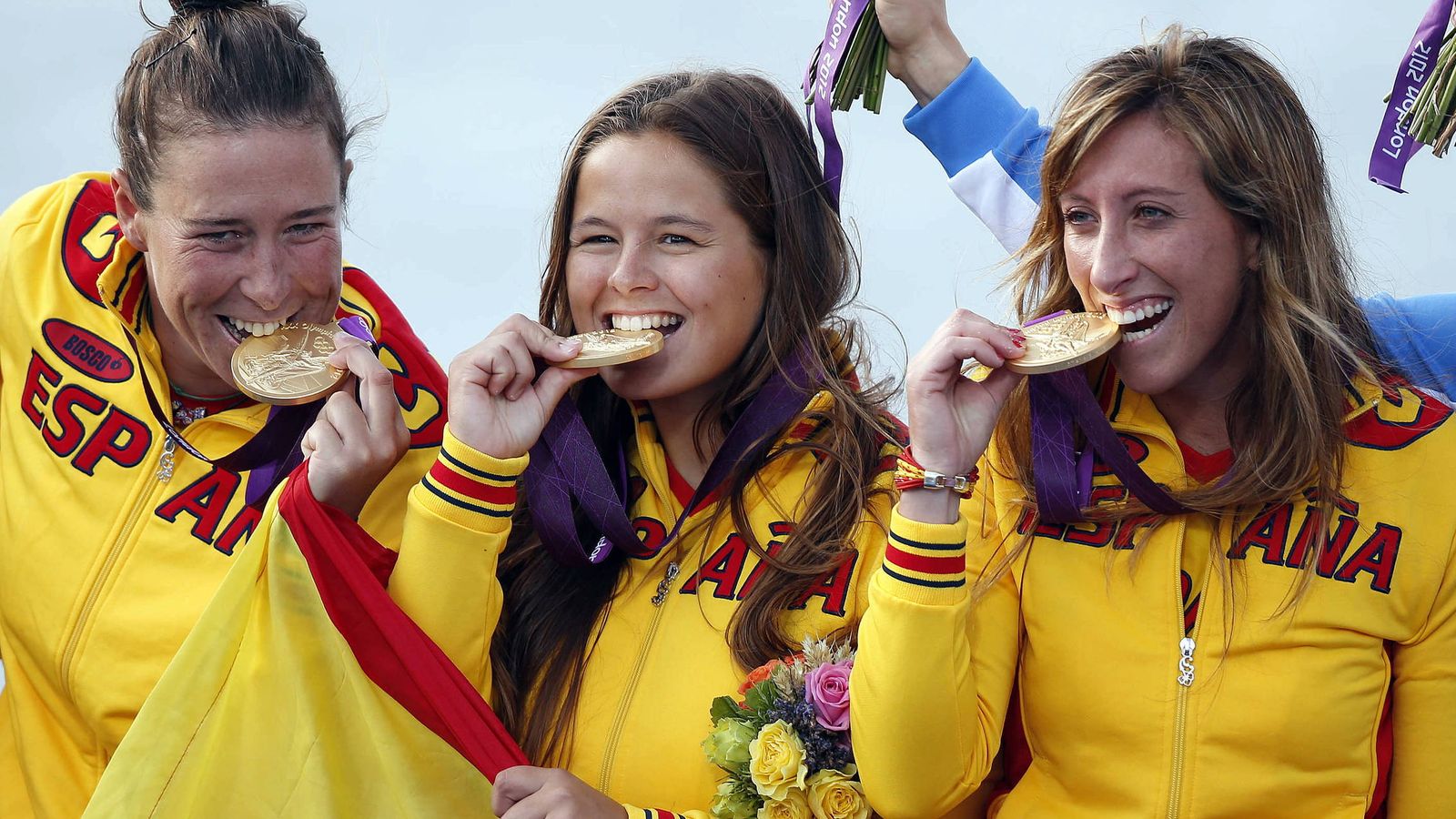 Foto: Tamara Echegoyen, Sofía Toro y Ángela Pumariega en el podio de Londres con la medalla de oro (Efe).
