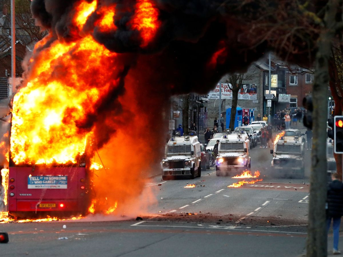 Foto: Un autobús arde en las protestas de Belfast, en Irlanda del Norte. (Reuters)