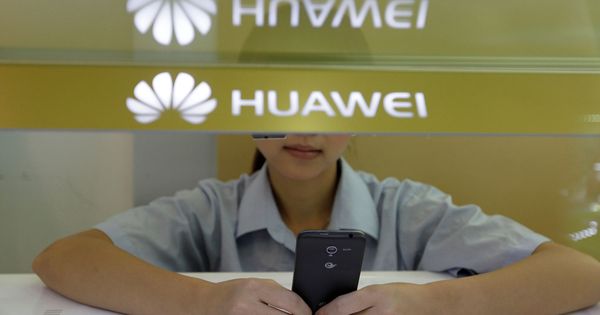Foto: Huawei sanciona a dos empleados por un tuit corporativo enviado desde un iPhone. (Reuters)