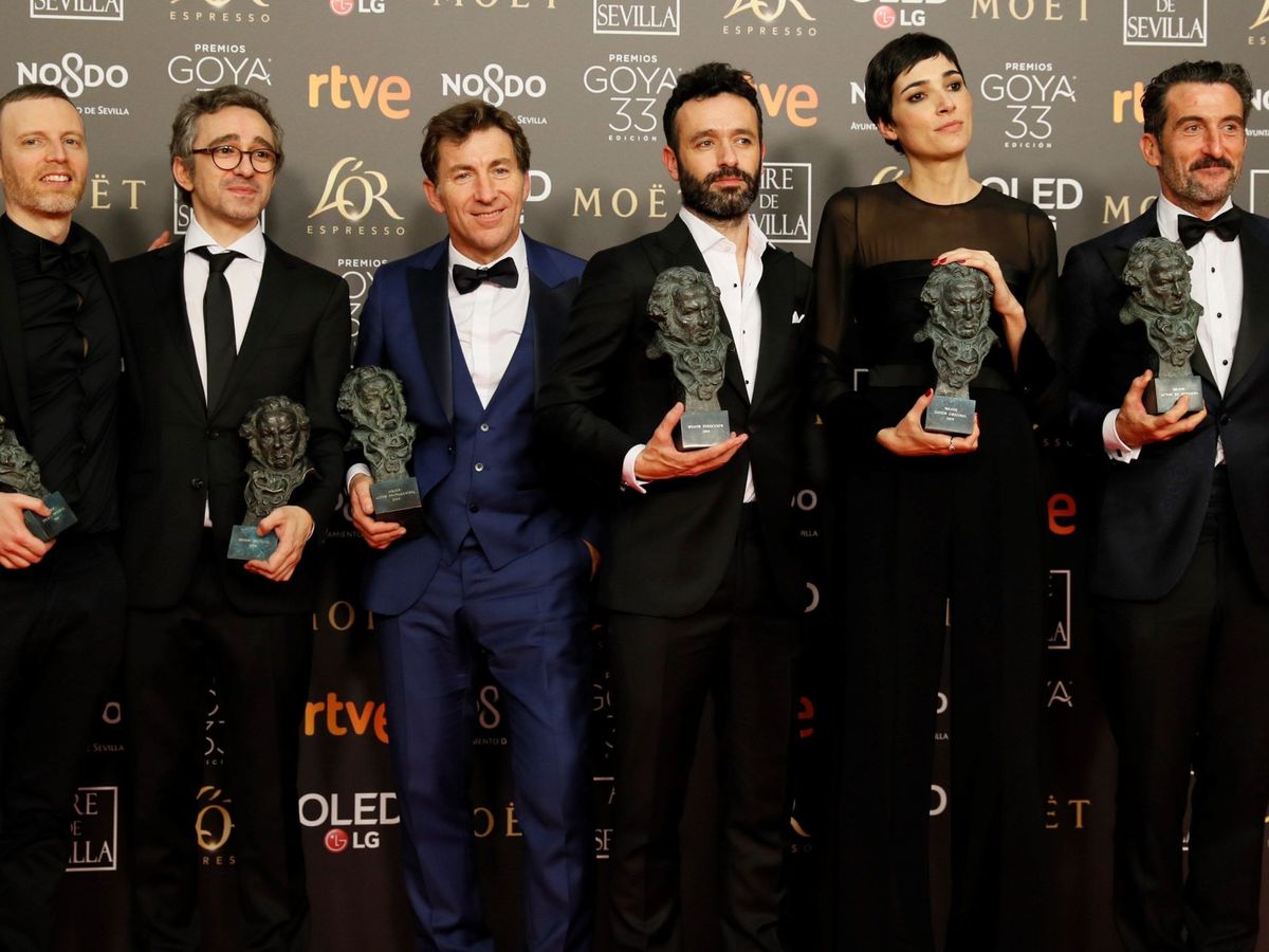 Foto: El equipo de El Reino posa con los premios Goya que ganó en 2019, edición que se celebró en Sevilla. (EFE/José Manuel Vidal)