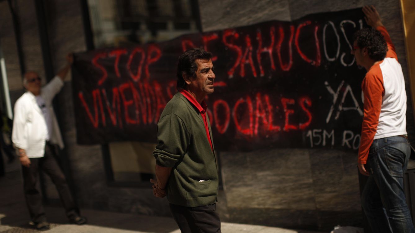 Foto: La Plataforma de Afectados por la Hipoteca en una manifestación en Ronda (REUTERS)