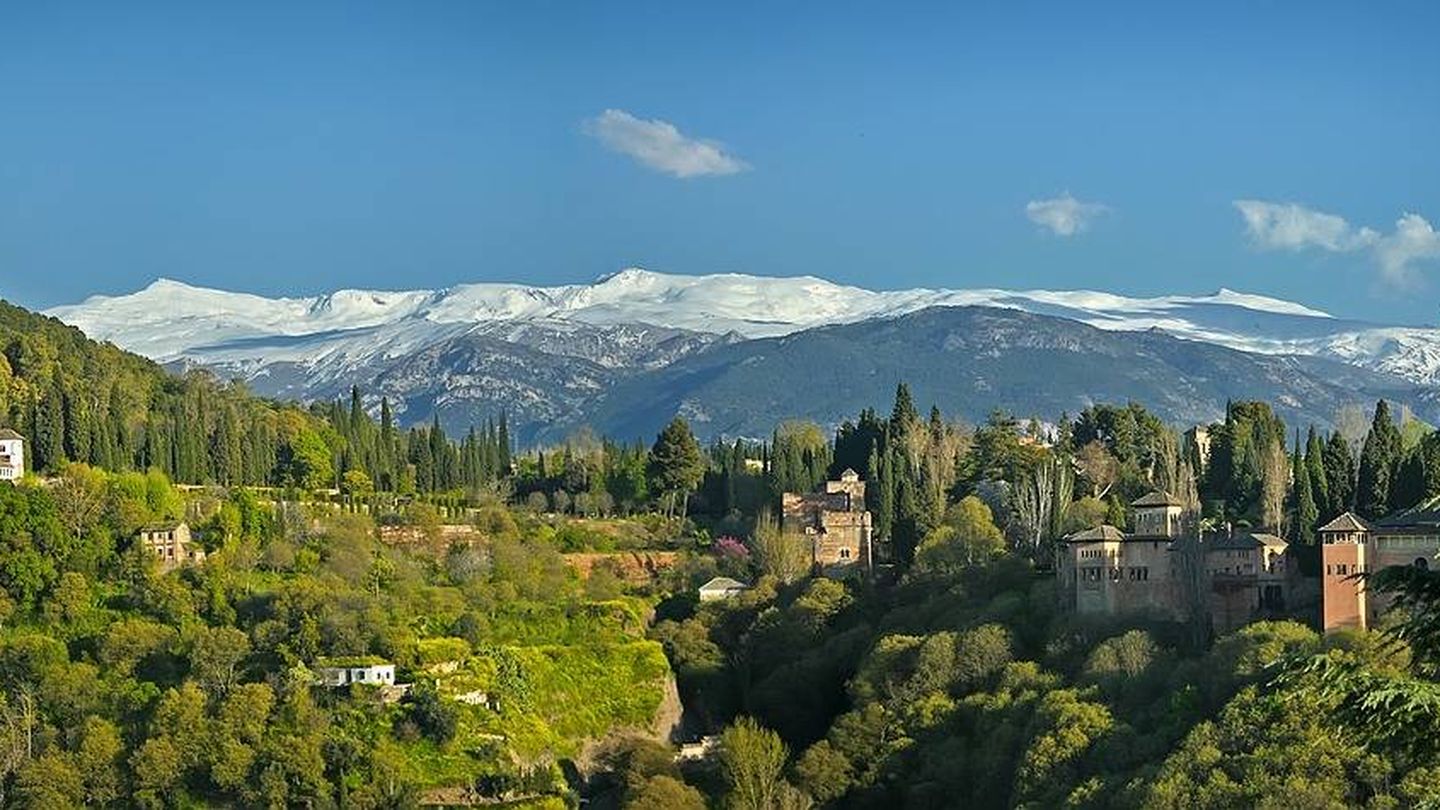 Descubre el Parque Nacional de Sierra Nevada, al fondo en una vista desde Granada. (Creative Commons)