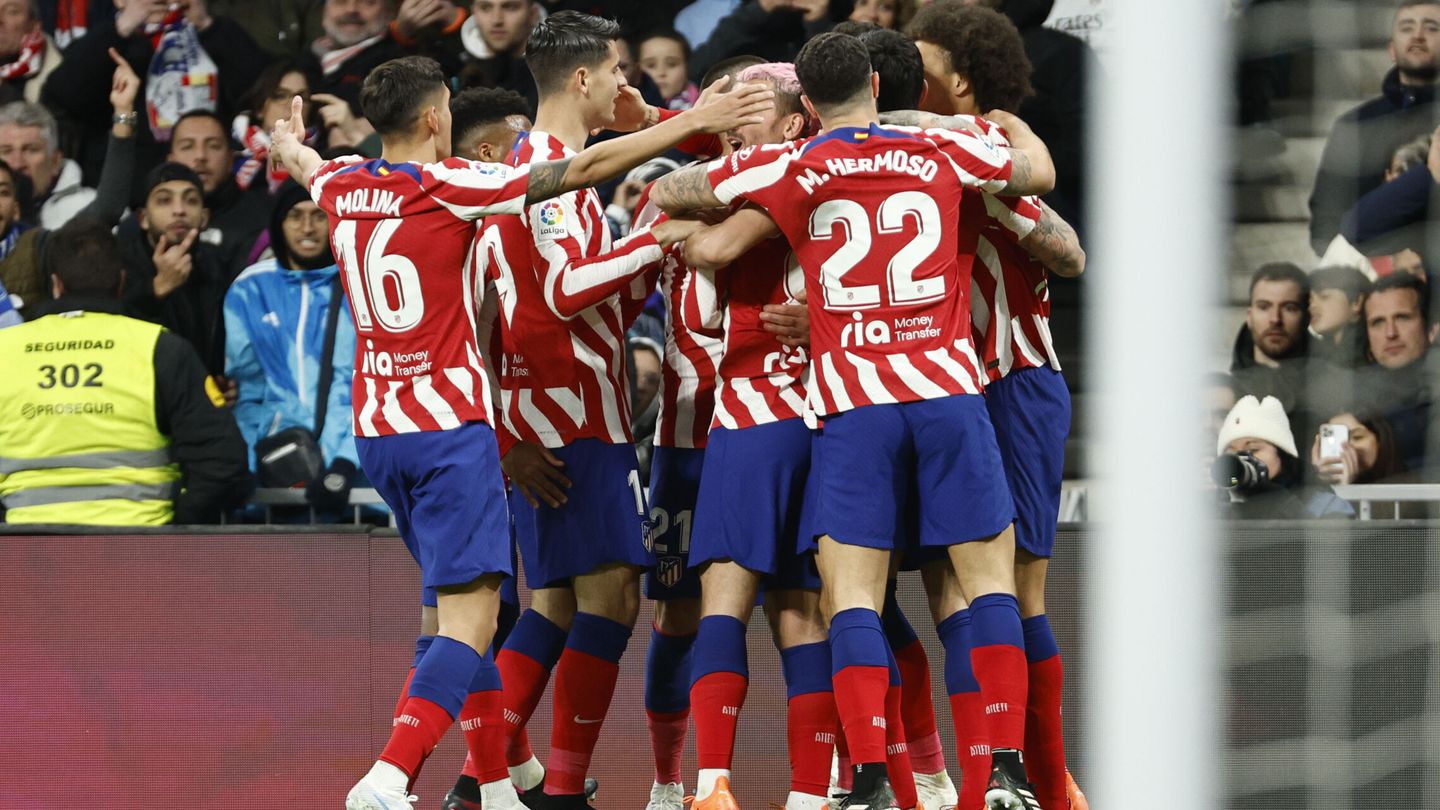 El Atlético celebra el gol de Giménez en el Bernabéu. (EFE/Rodrigo Jiménez)