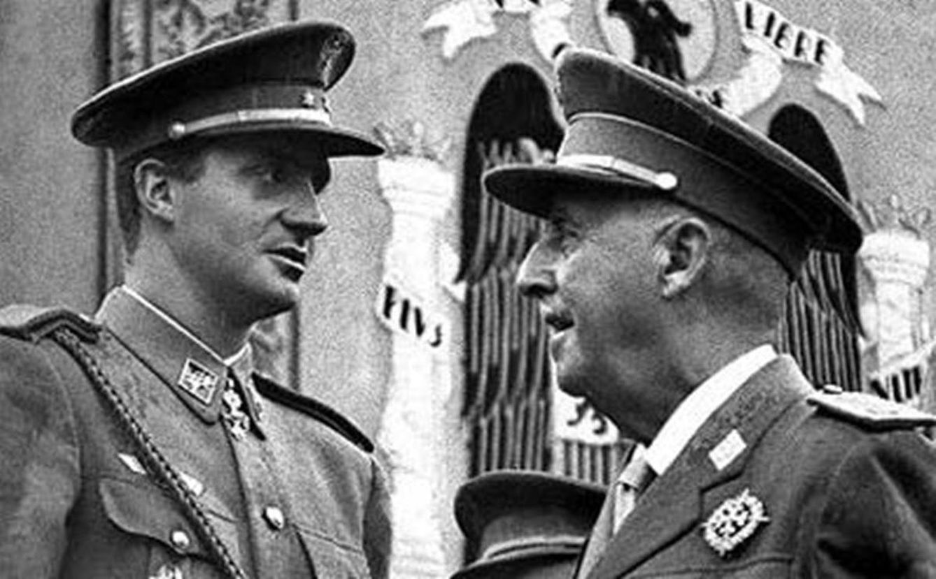 El rey Juan Carlos, junto al general Franco. (EFE)