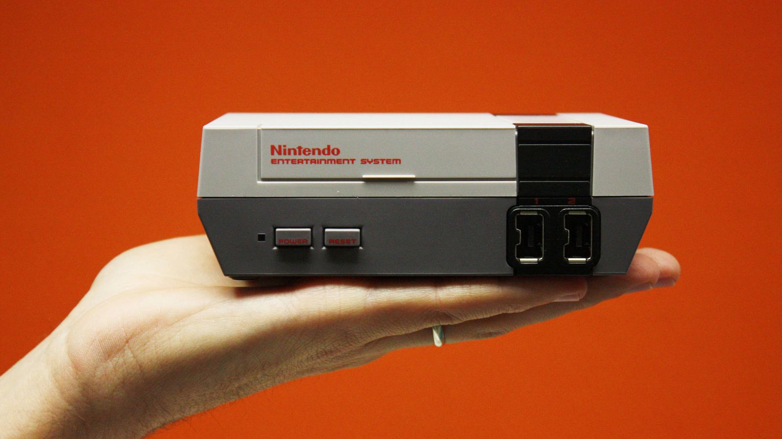 Foto: El modelo en miniatura de la NES cabe en la palma de la mano. (Enrique Villarino)