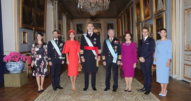 Los Reyes, junto a la familia real sueca en el interior de palacio. (Juanjo Martín/EFE)