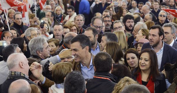 Foto: El exsecretario general del PSOE y candidato a las primarias, Pedro Sánchez,saluda a los asistentes a un acto público en Valladolid. (EFE)