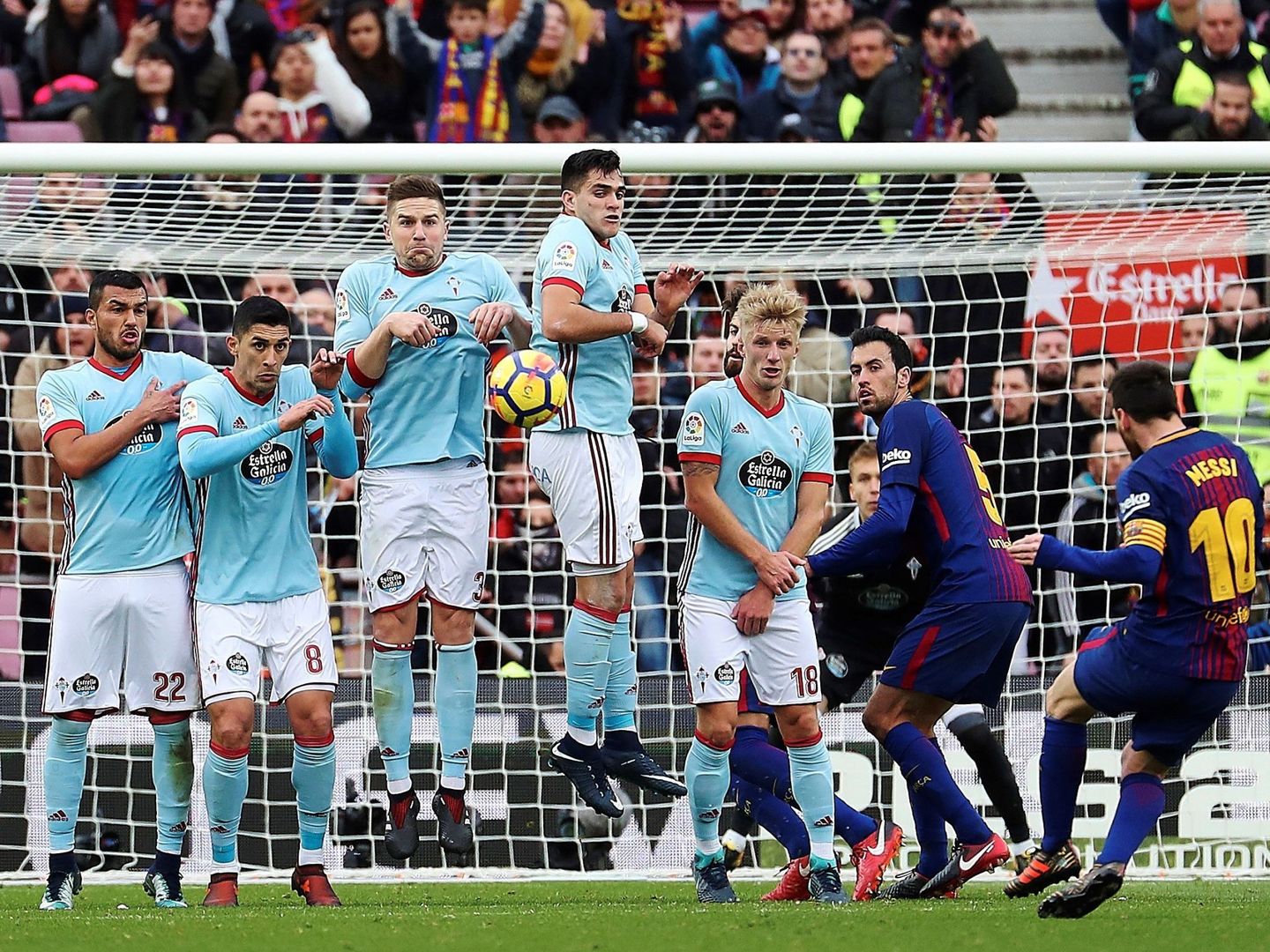 La falta que lanzó Messi en el minuto 95 fue la última acción del partido. (EFE)