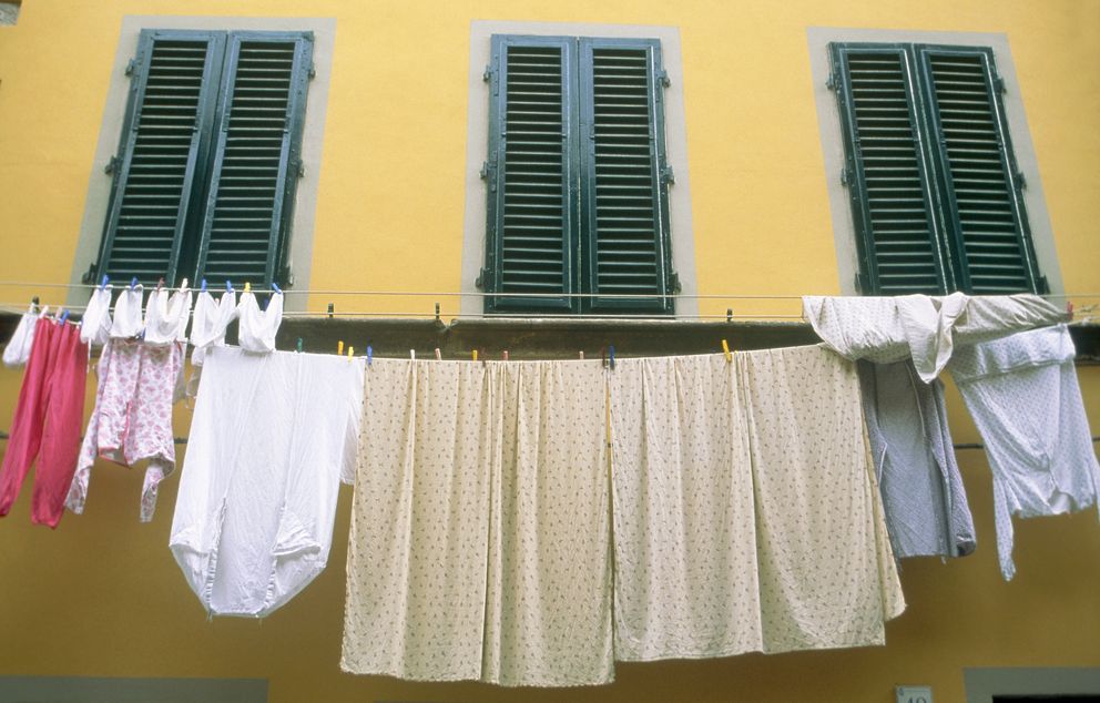 Foto: Mi vecina hace mucho ruido y tapa mis ventanas con su ropa tendida, ¿qué hago?