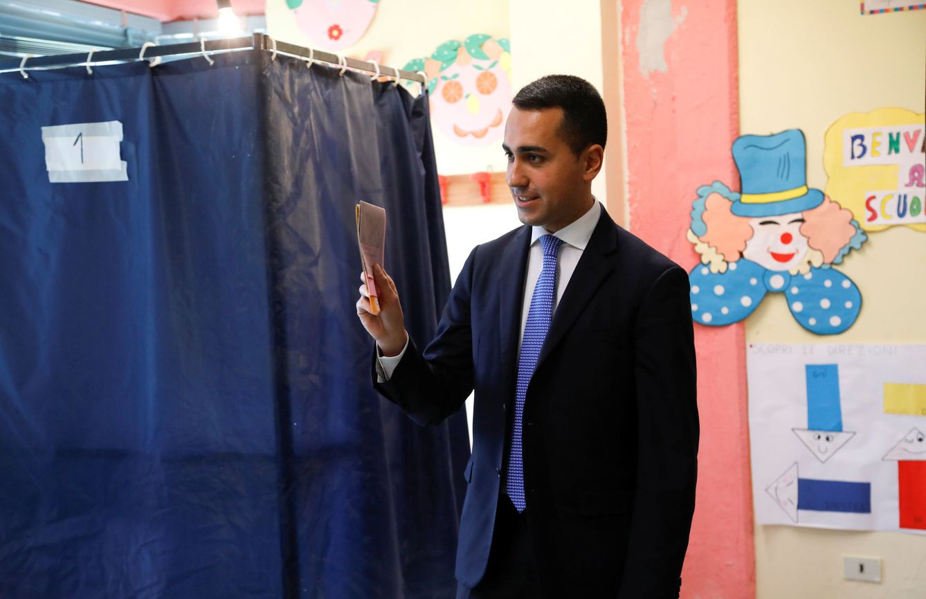 El líder del M5E, Luigi Di Maio, en el momento de votar en un colegio electoral en Pomigliano d'Arco, cerca de Nápoles. (Reuters)