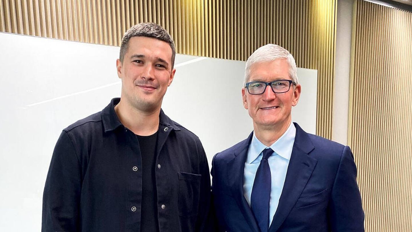 El ministro de Transformación Digital, Míjail Fedorov, y el CEO de Apple, Tim Cook. (Facebook/Míjail Fedorov)