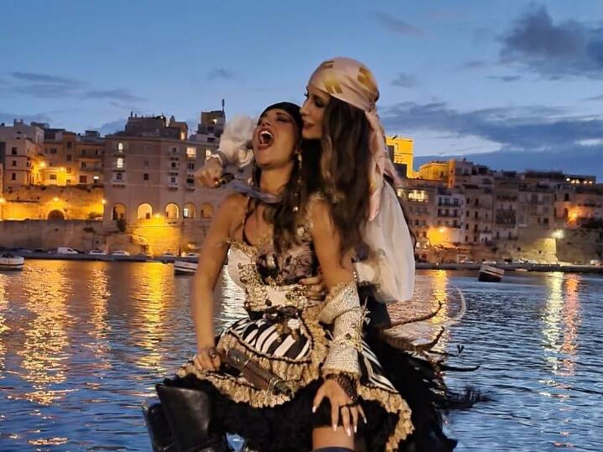 Foto: Paula Echevarría y Paloma Cuevas, en Malta disfrazadas de piratas. (IG)