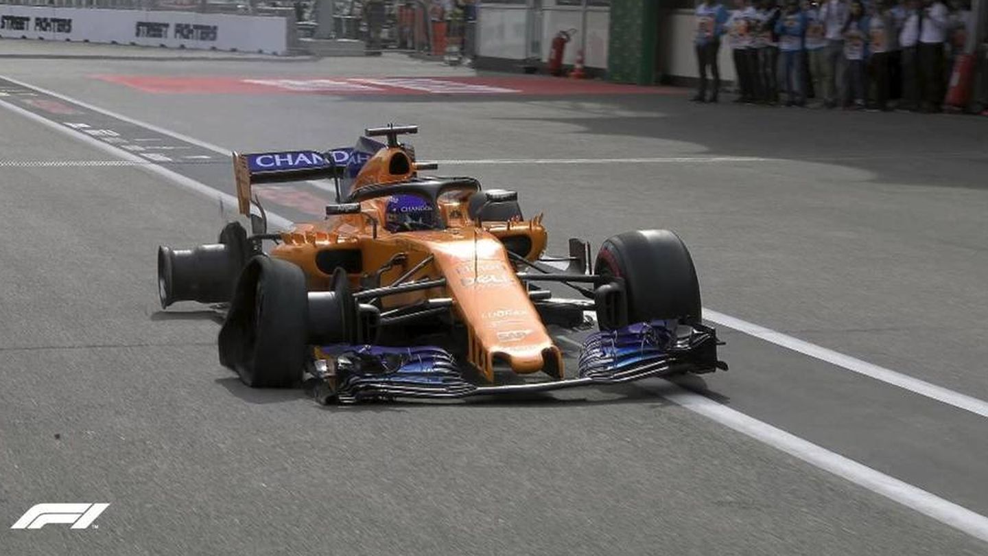 La llegada de Fernando Alonso a boxes tras su doble pinchazo al inicio de carrera