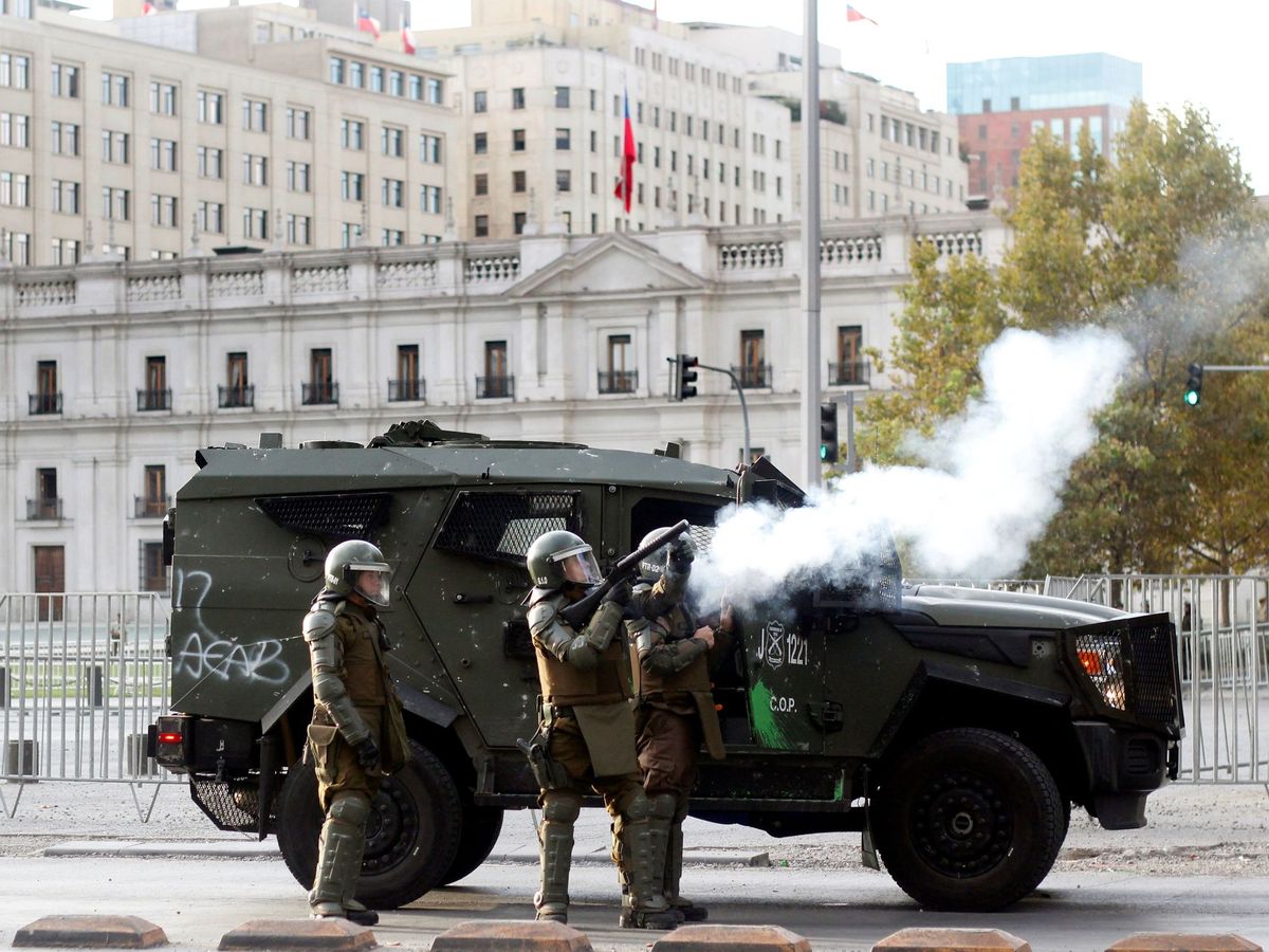Foto: Policias chilenos disparan gas lacrimógeno a manifestantes. Foto: FE Sebastián Silva