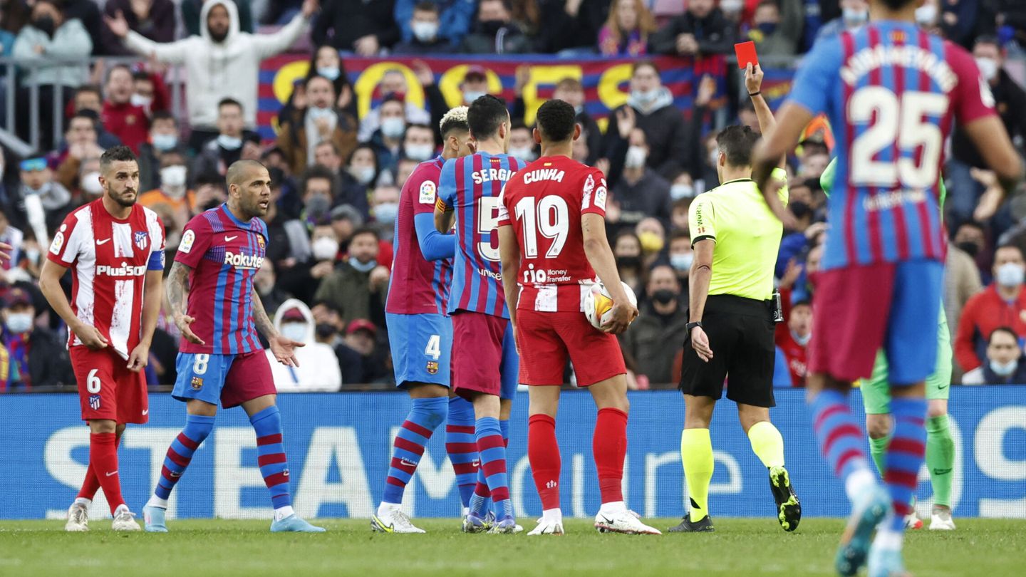 Alves ensució su partido. (Reuters/Albert Gea)