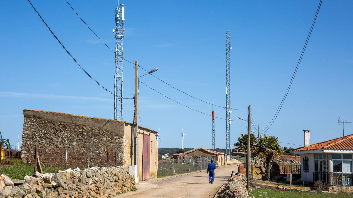 Repetidores de telefonía instalados en Zamayón, Salamanca. (D.B.)