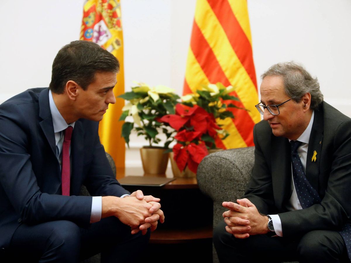 Foto: El presidente del Gobierno, Pedro Sánchez, y el presidente de la Generalitat, Quim Torra (d), durante la reunión en el Palau de Pedralbes de Barcelona el 20 de diciembre de 2018. (EFE)