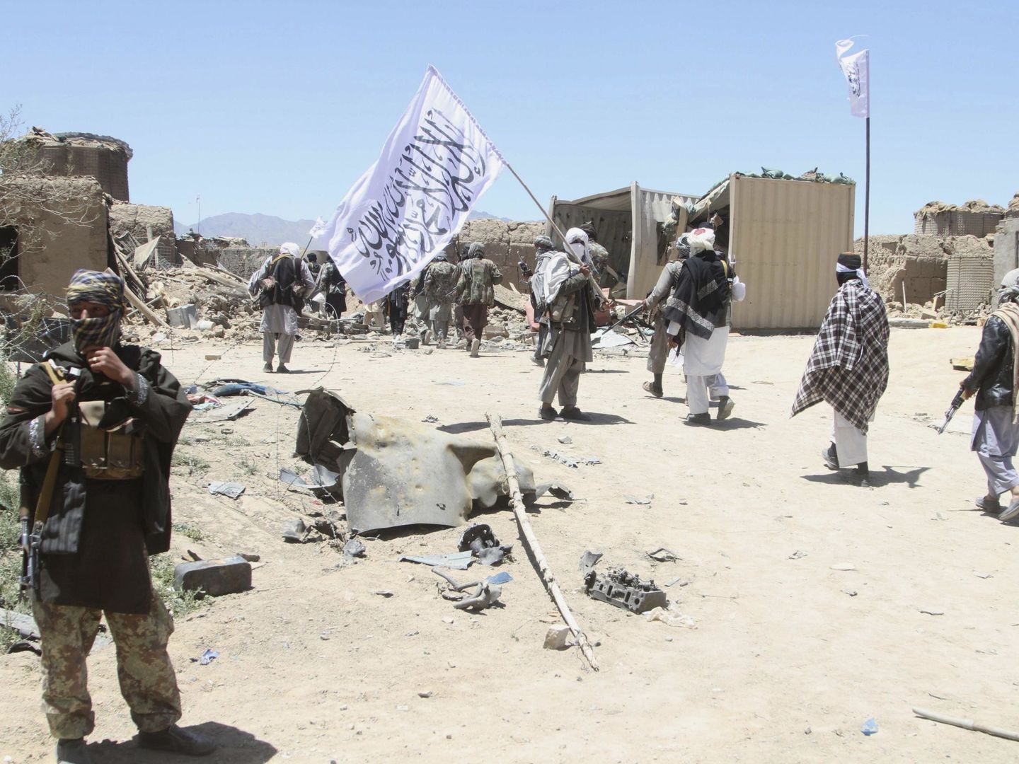 Un grupo de talibanes montan guardia después de haber tomado el control del distrito de Waghaz en la provincia de Ghazni, el 26 de mayo de 2017. (EFE)
