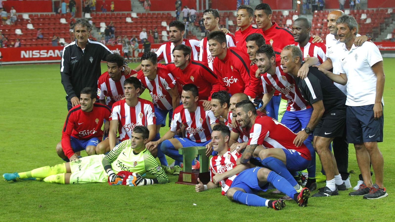 Foto: El Sporting posa junto al Trofeo Villa de Gijón. (Alberto Morante/EFE)
