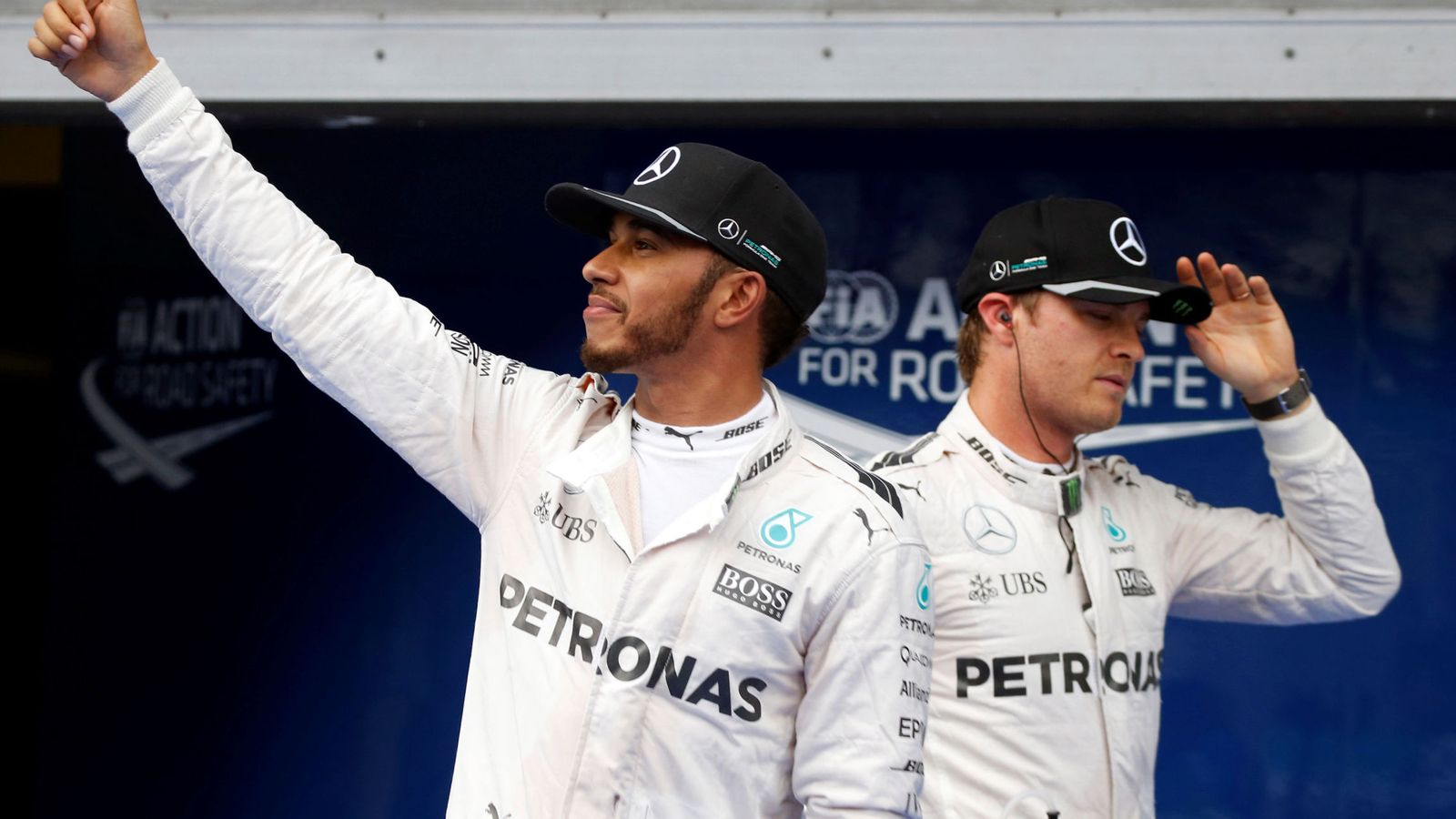 Foto: Lewis Hamilton y Nico Rosberg tras la clasificación en Malasia (Reuters).