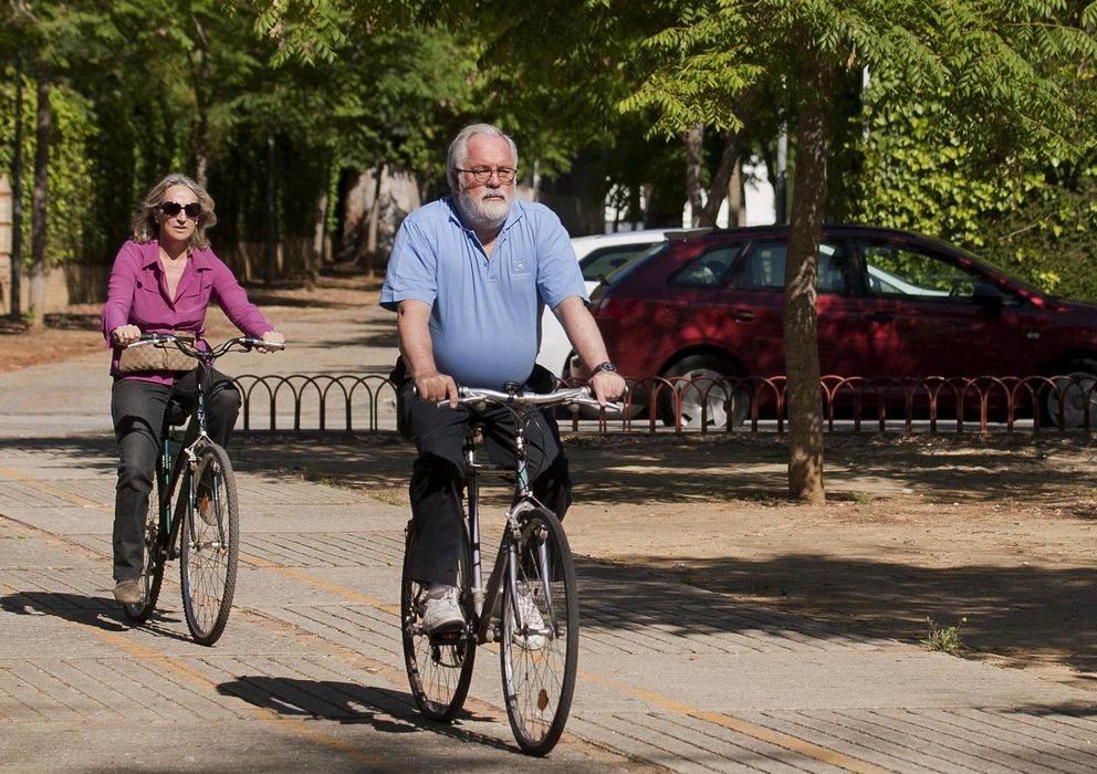 Foto: Miguel Arias Cañete, montando en bicicleta junto a su esposa. (EFE)