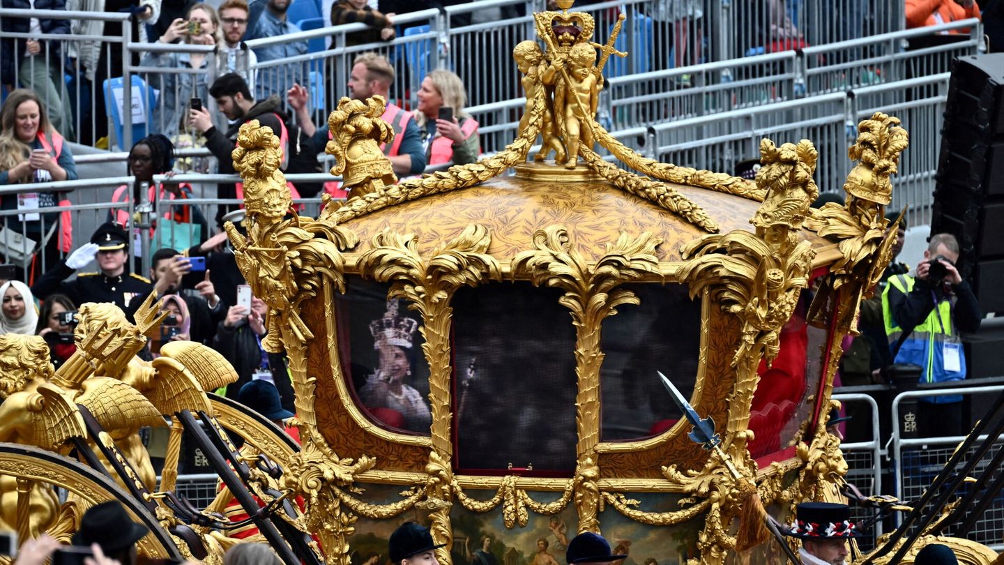 El carruaje con el holograma de la reina saludando. (REUTERS)