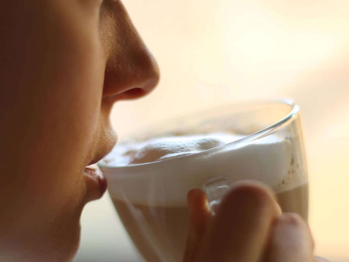 Foto: Una mujer, bebiendo café. (iStock)