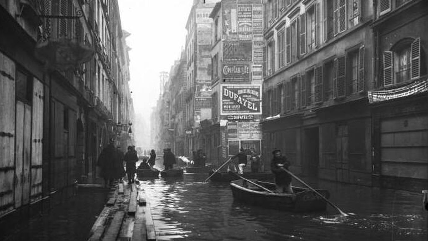 Fotografía de la curiosa situación en París en 1910. (WIkimedia commons)