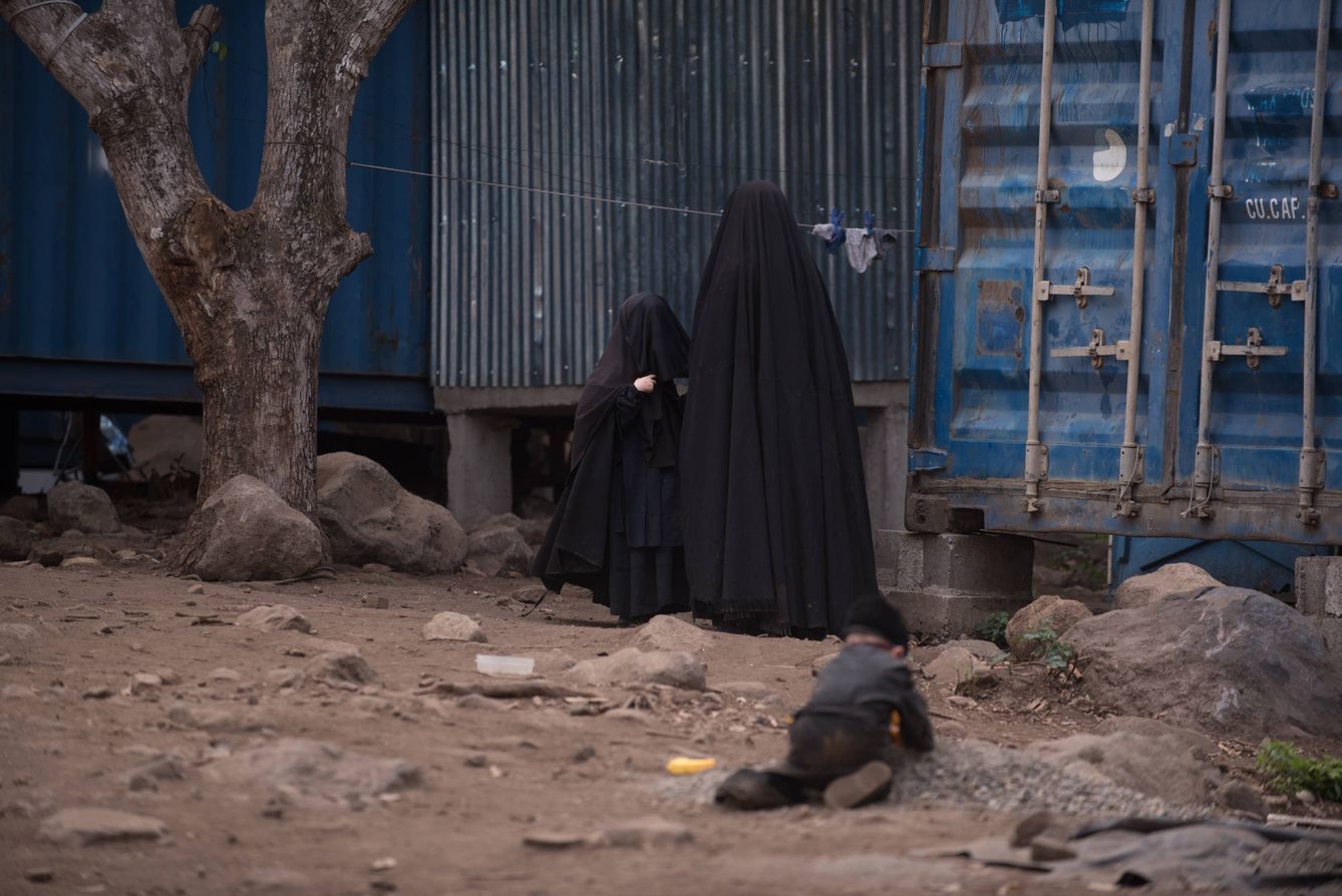 Las mujeres de Lev Tahor ocultan su cuerpo con una prenda que solo muestra su rostro. (S. Billy)