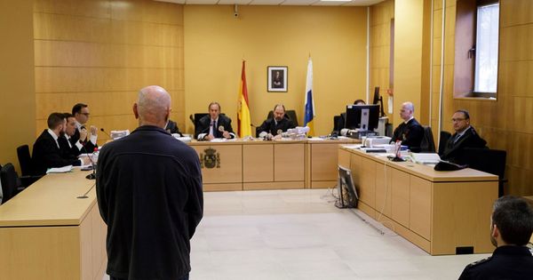 Foto: Miguel Ángel Millán, de espaldas en primer plano, durante el juicio. (EFE)