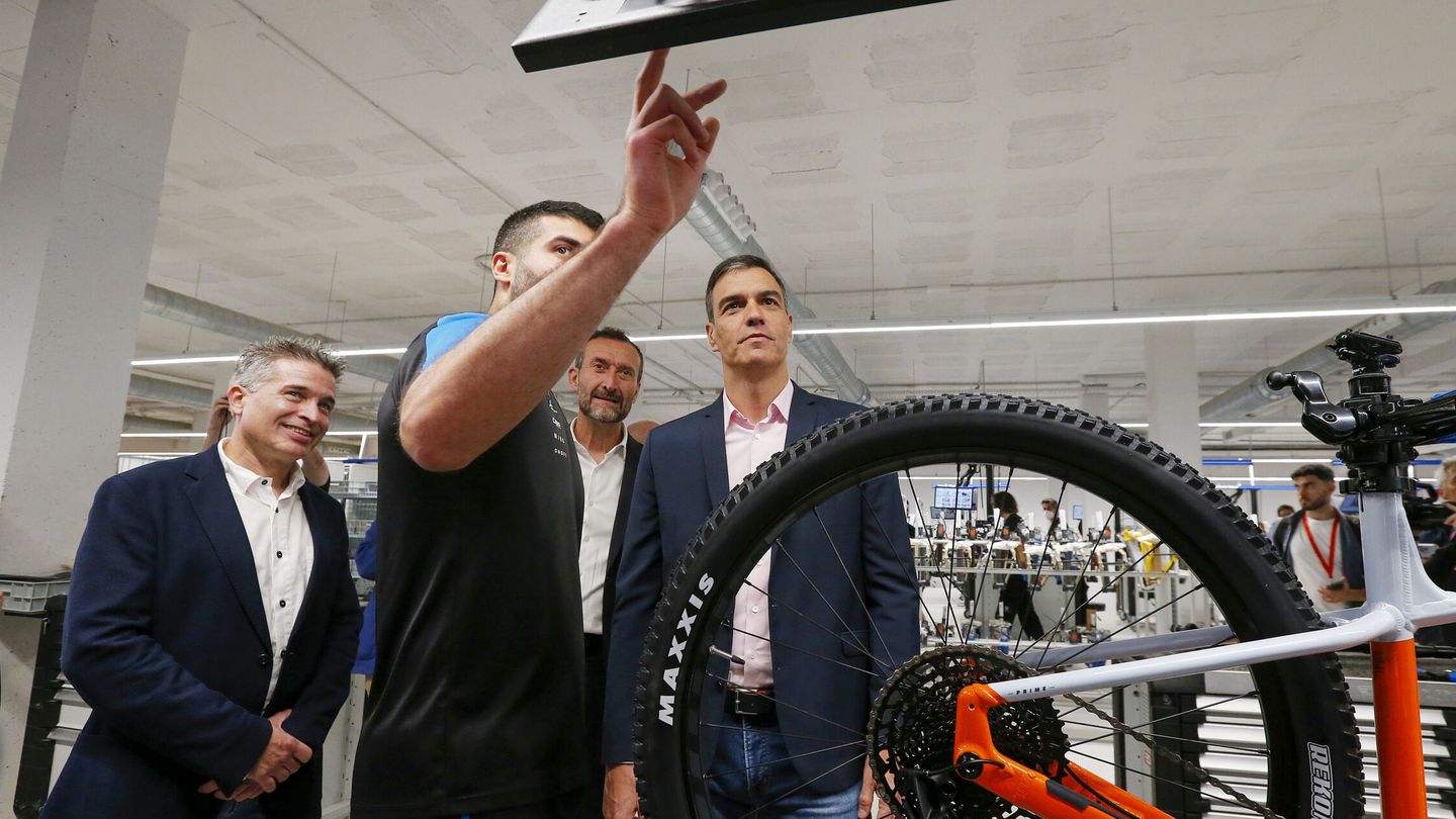 Pedro Sánchez durante su visita a la fábrica de bicicletas de montaña de alto rendimiento en Elche. (EFE)