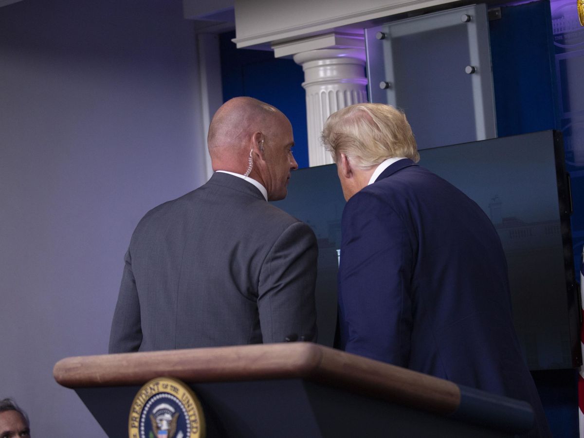 Foto: Trump saliendo de la sala de prensa. (EFE)