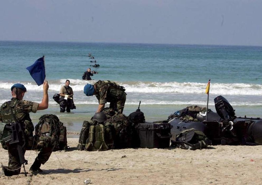 Foto: Soldados españoles realizan controles en una playa de Líbano. (EFE)