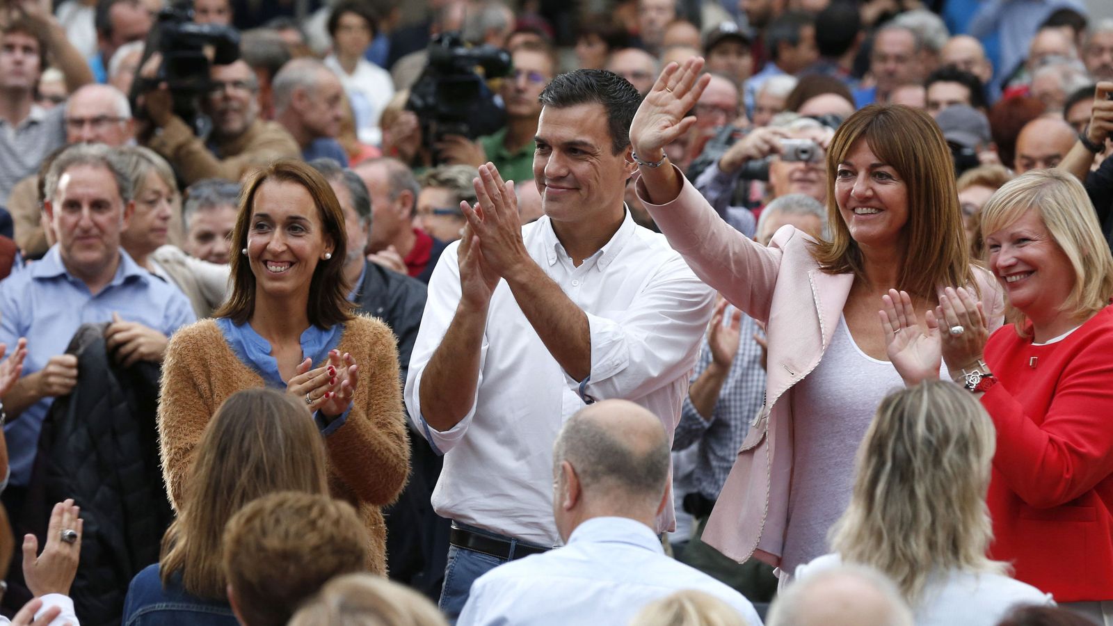 Foto: El secretario general del PSOE, Pedro Sánchez (c), junto a la candidata socialista a lendakari, Idoia Mendia (2d), en un acto en Bilbao. (EFE)