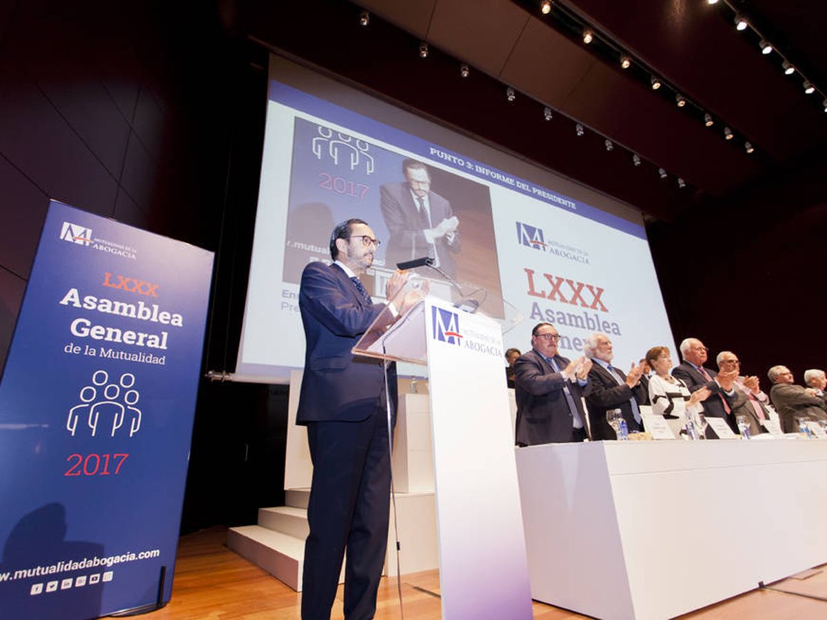 Foto: El presidente de la Mutualidad de la Abogacía, Enrique Sanz Fernández-Lomana, en la Asamblea General de 2017. 