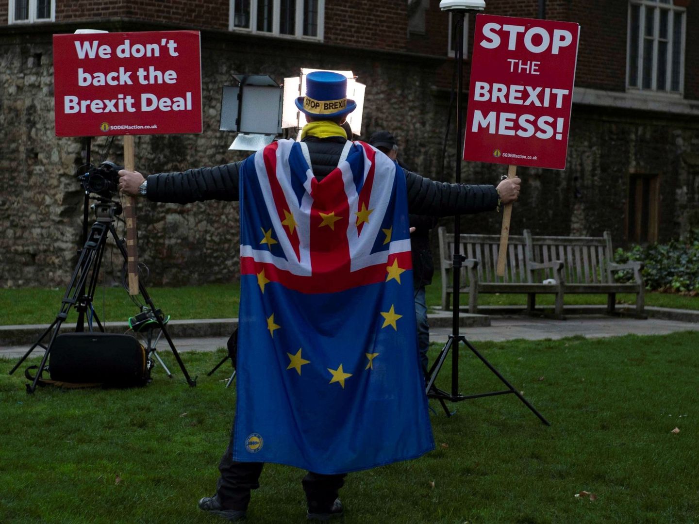 Británicos pro y anti Brexit se manifiestan junto al Parlamento de Londres, Reino Unido, el 14 de enero de 2019. (EFE)