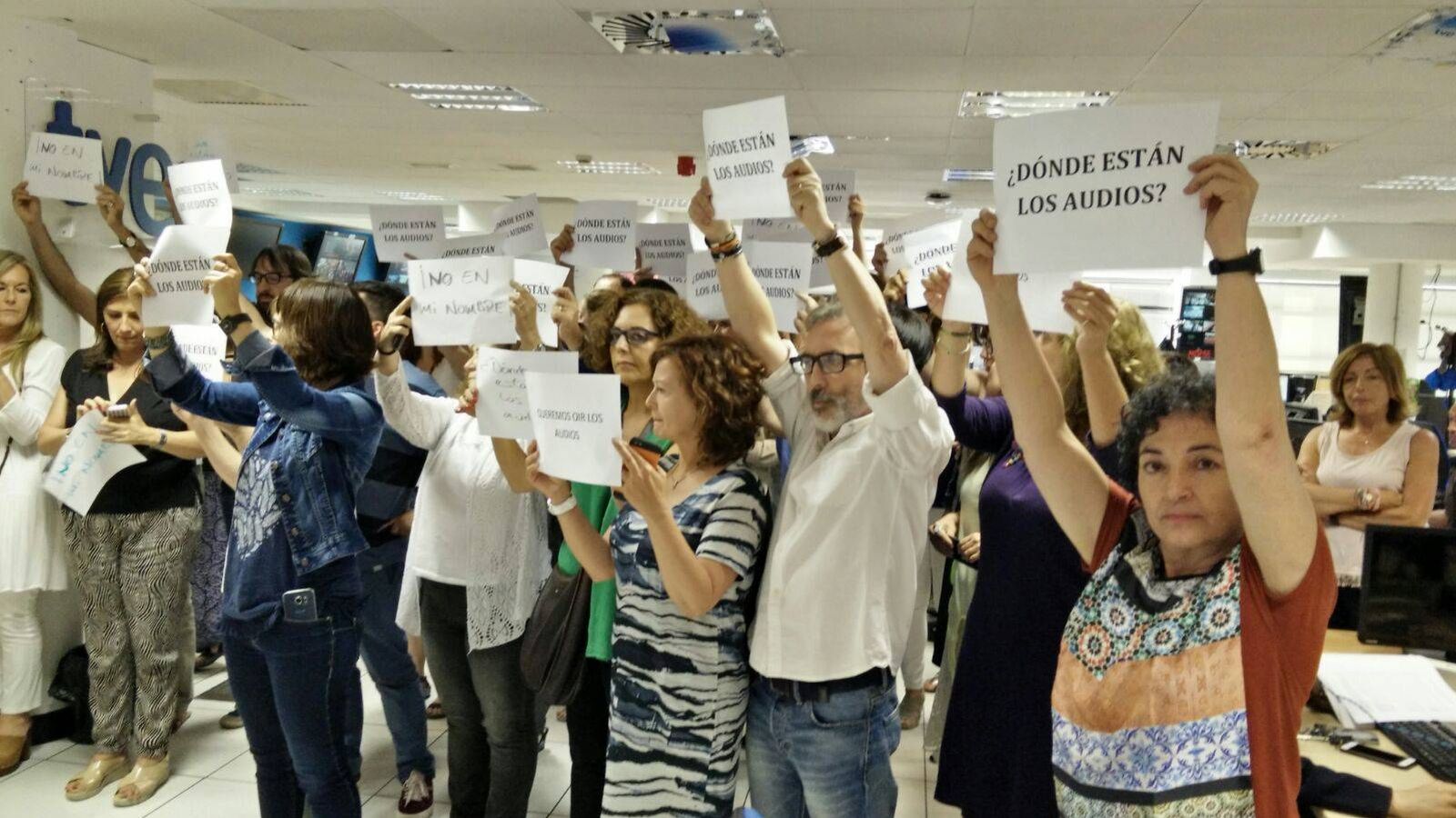 Foto: Protesta en la redacción del 'Telediario' contra la censura de los audios del ministro. (EC)