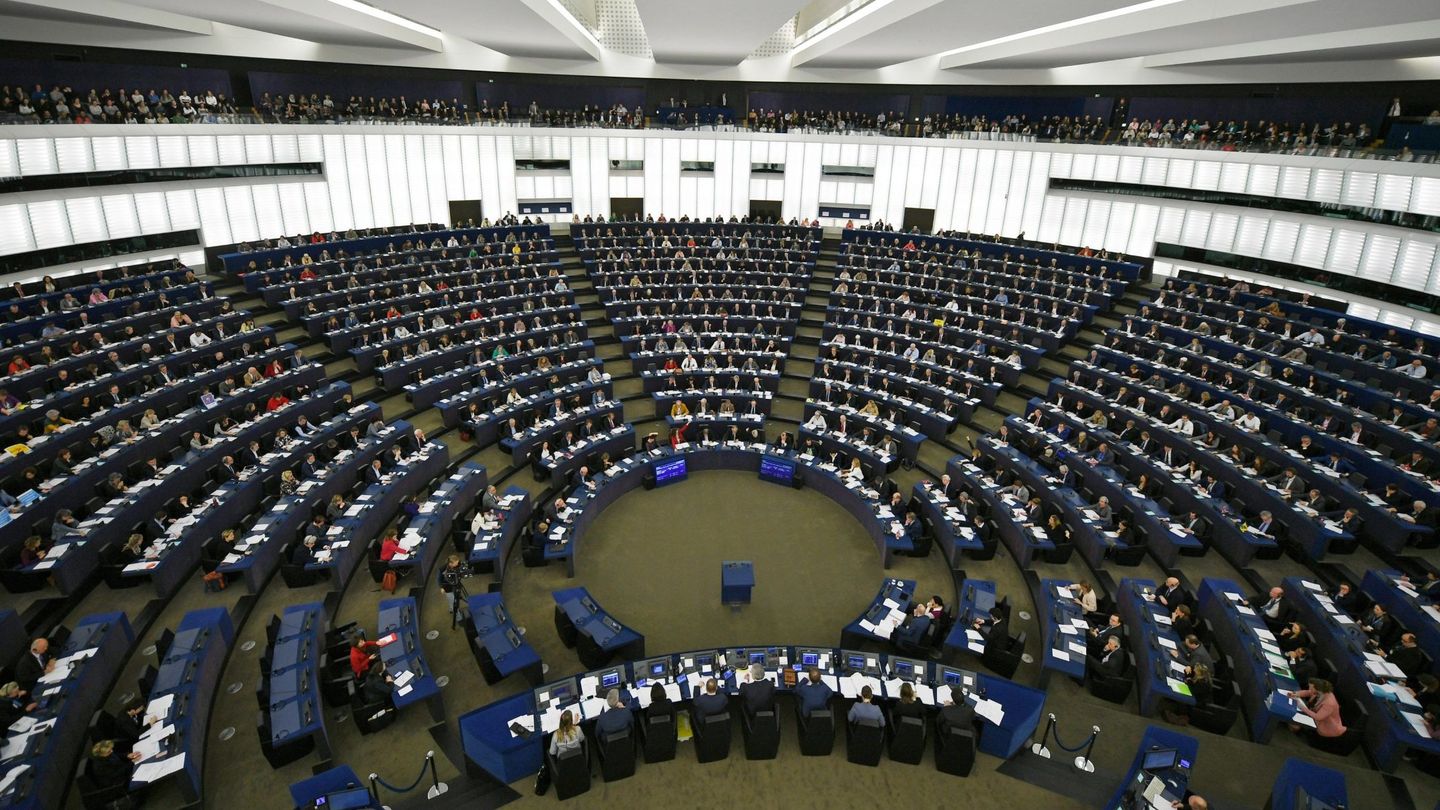 Miembros del Parlamento Europeo participan en una votación. (EFE)