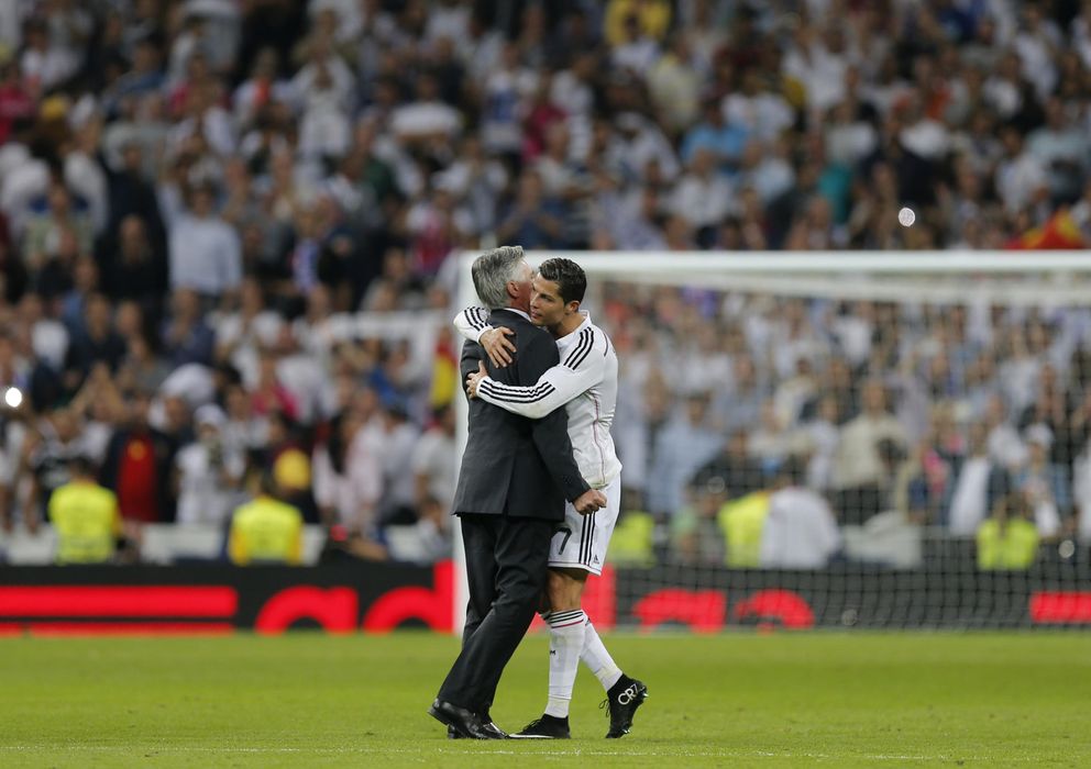 Foto: Cristiano abraza a Ancelotti tras la victoria ante el Barcelona el 25 de octubre.