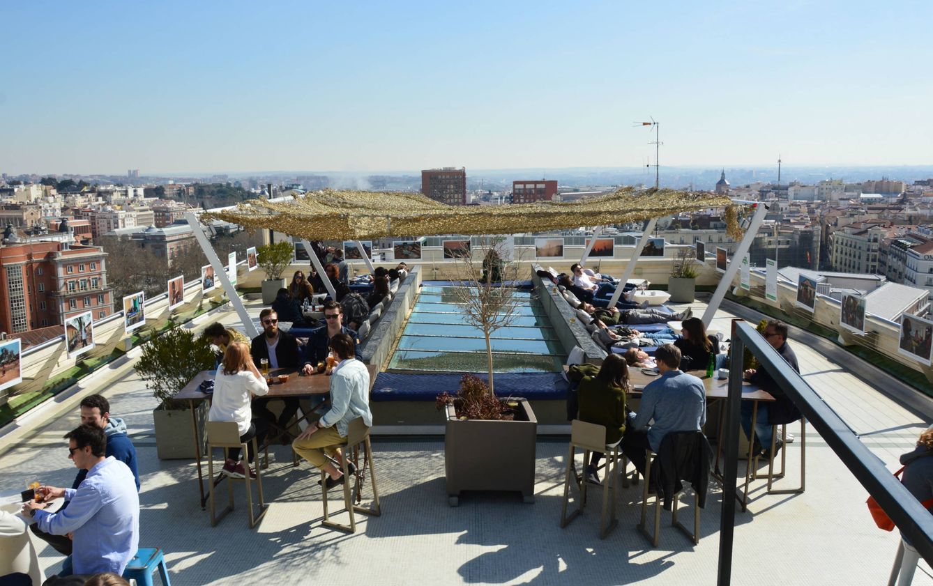 Turistas y madrileños en una terraza de la capital. (Shutterstock)