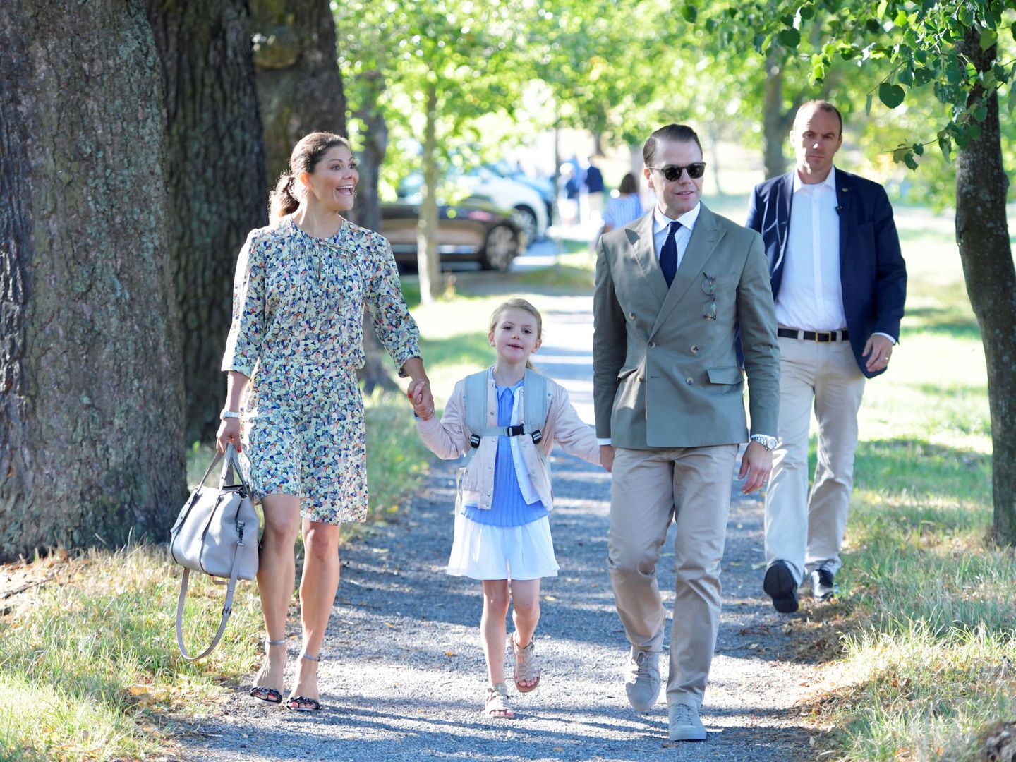 Estelle de Suecia junto a sus padres, en el primer día del curso 2018/2019. (Reuters)